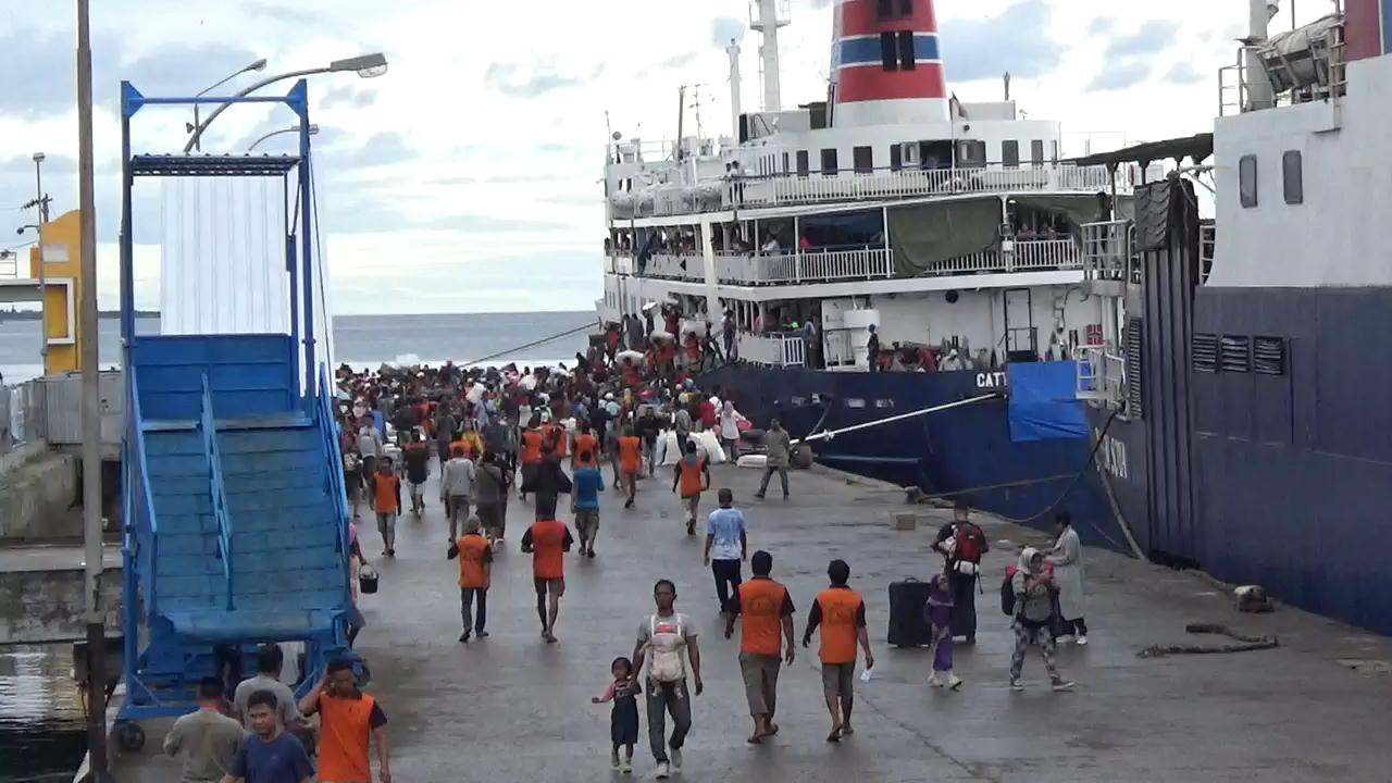 Suasana penumpang naik kapal laut di Pelabuhan Nusantara Parepare.