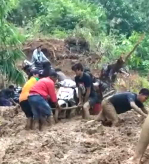 Screenshoot vidio   sulitnya akses kendaraan menuju Desa Leppangeng, Kabupaten Sidrap, Sulawesi Selatan, akibat tertimbun longsor. --fiand/pijarnews--