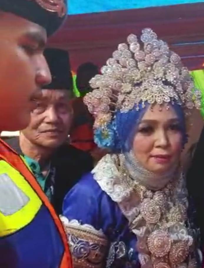 Mardiana, pengantin perempuan dikawal dan dievakuasi Anggota Polri dari kesatuan Brimob Parepare dan Polsek Dua Pitue, Sidrap, Ahad 9 Juni 2019.