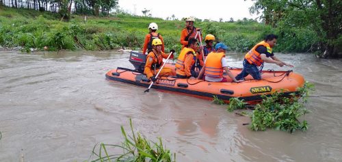 Tim SAR Gabungan bersama TNI-Polri melakukan pencarian bocah yang diduga tenggelam di sungai Amparita.