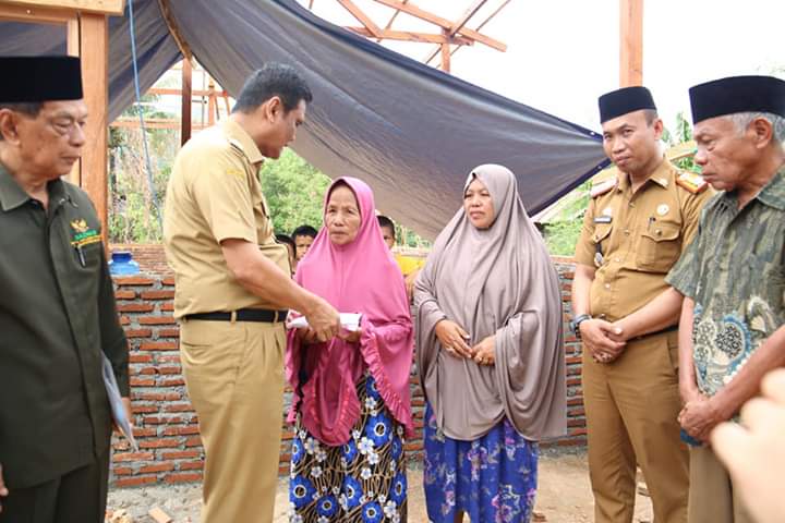 Bupati Barru Serahkan Bantuan Penyelesaian Rumah Korban Kebakaran