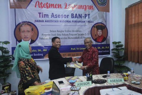 Tim asesor BAN-PT saat melakukan kunjungan ke Fakultas Hukum UM Parepare.