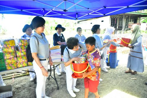 Pengurus Yayasan Kemanusiaan asal Taiwan menyerahkan bantuan ke korban banjir di Sidrap.