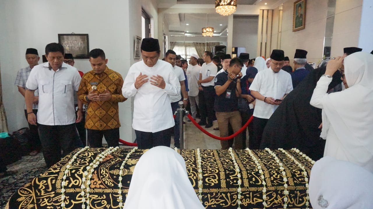 Tadi Pagi, Bupati Barru Melayat ke Rumah Duka IYL