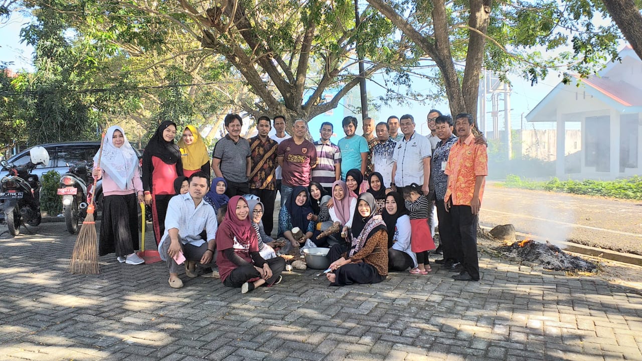 Makin Akrab Lewat Bersih-bersih Kantor