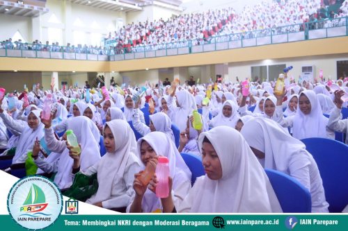Foto : Ribuan Mahasiswa Baru IAIN Parepare Bertekad Kurangi Penggunaan Plastik