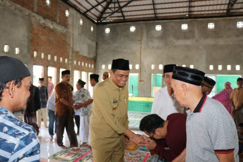 Bupati Barru, Suardi Saleh bersalaman dengan masyarakat Kelurahan Tuwung. --foto : humas pemkab barru-