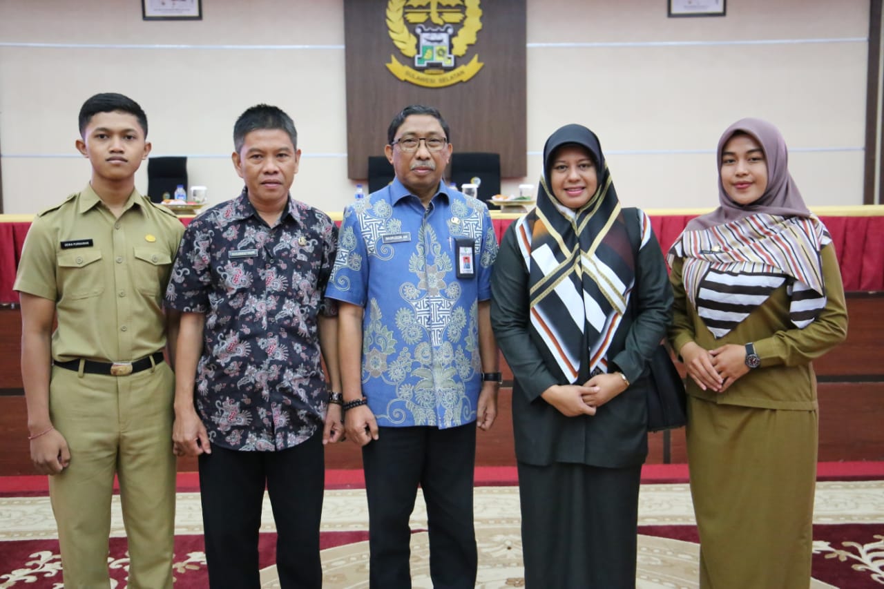 Sekda Barru, Nasruddin (tengah) menerima dua PNS lulusan IPDN angkatan 25 untuk penempatan di Pemkab Barru.
