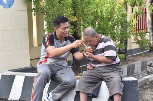 Kapolres Sidrap, AKBP Budi Wahyono sedang menyuapi makanan pada penyandang disabilitas.