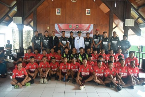 Foto bersama tim sepakbola Sidrap.
