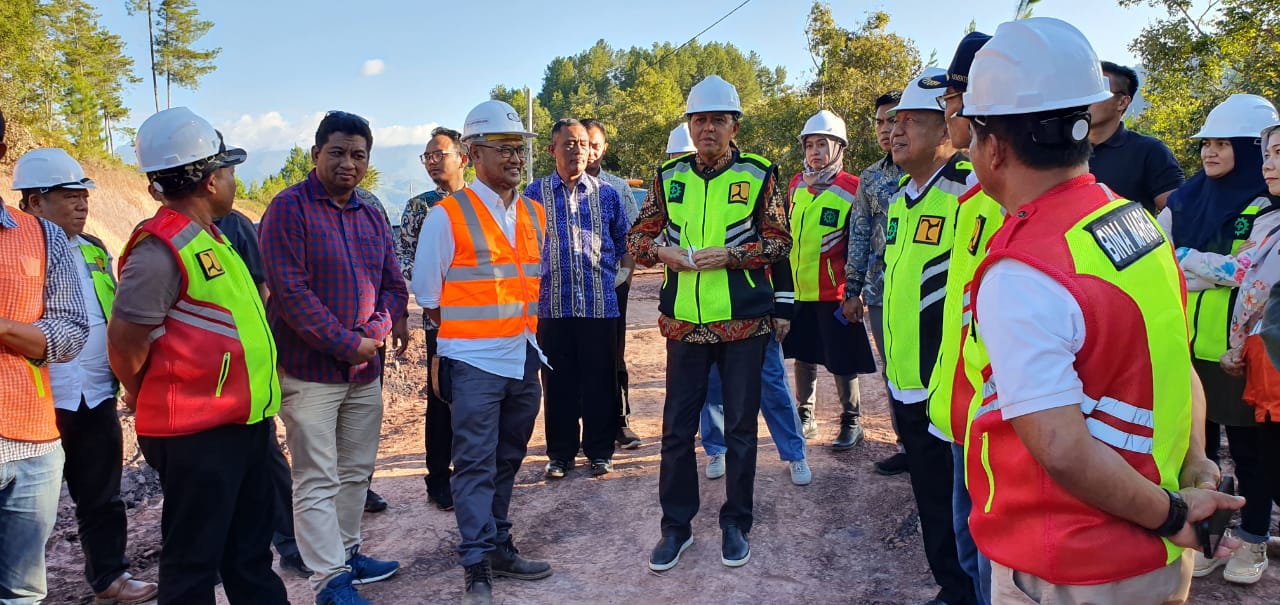 Gubernur Sulsel, Nurdin Abdullah meninjau proyek pengerjaan jalan di Luwu.  --Tim Media NA--
