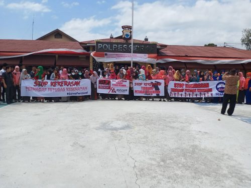 Puluhan staf Rumah Sakit Arifin Nu'mang Rappang mendatangi kantor Polres Sidrap. Mereka membentangkan spanduk.