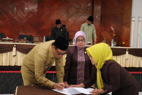 Bupati Barru, Suardi Saleh sedang menandatangani berkas di DPRD Barru.