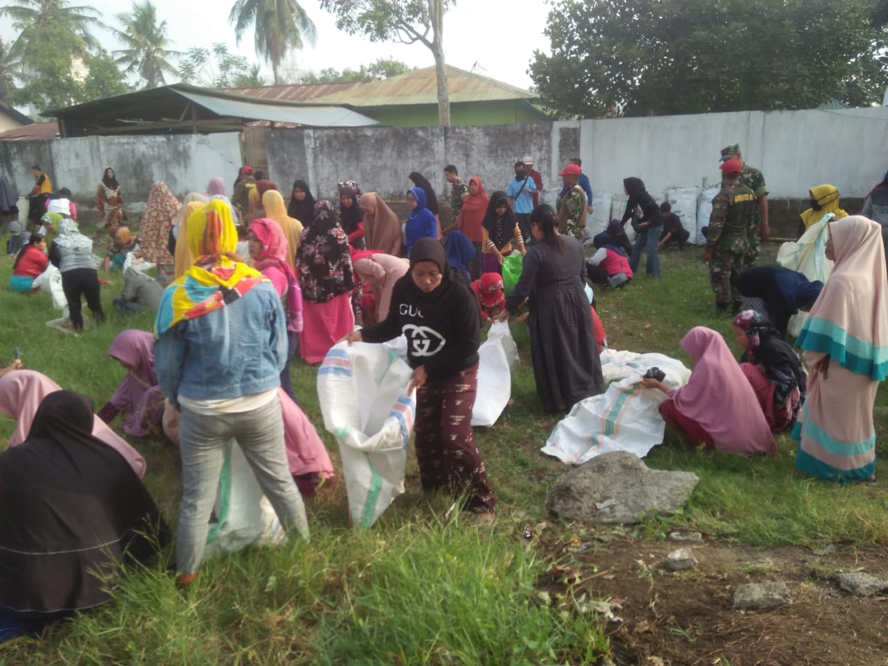 Bupati Sidrap Instruksikan Warga Bersih-bersih di “World Cleanup Day” Bupati Sidrap Instruksikan Warga Bersih-bersih di “World Cleanup Day”