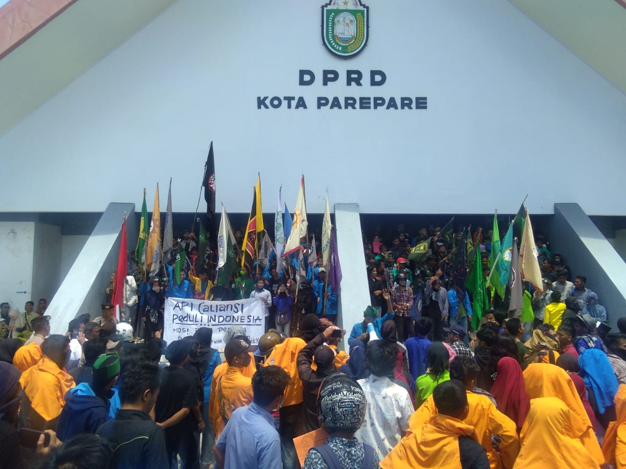 Mahasiswa API Parepare Kepung Gedung DPRD