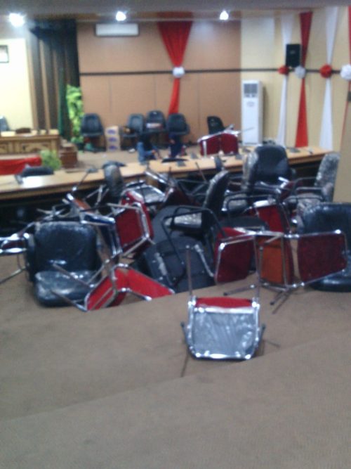 Kursi-kursi di dalam ruang sidang Paripurna berantakan setelah demonstran kecewa di Gedung DPRD Kota Parepare.