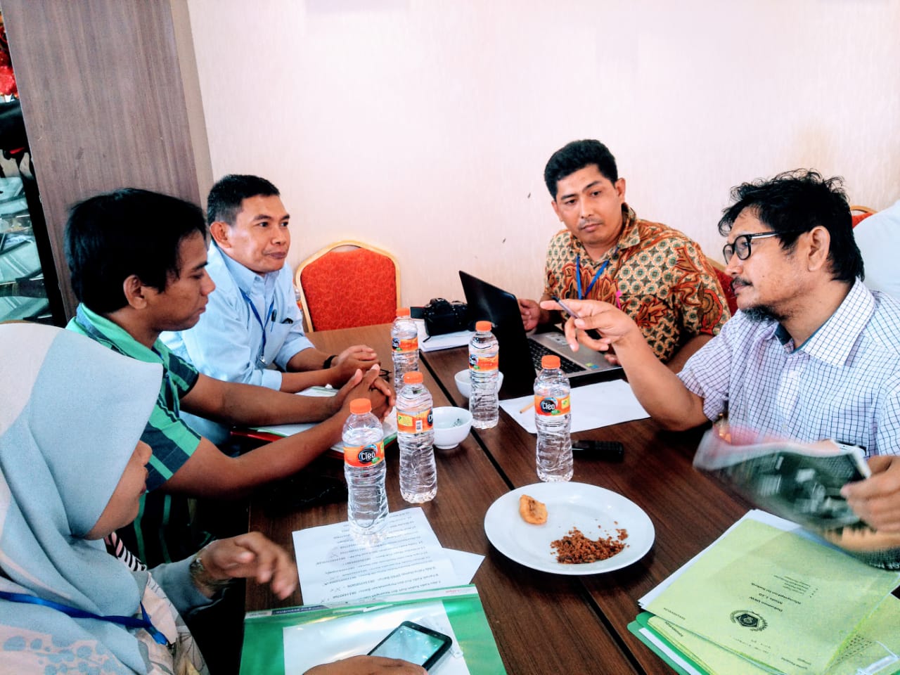 Theo Yusuf MS (Pakai Kacamata), salah seorang penguji Dewan Pers memberi pengarahan kepada peserta UKW di Hotel Remcy, Makassar, Ahad, 29 September 2019.
