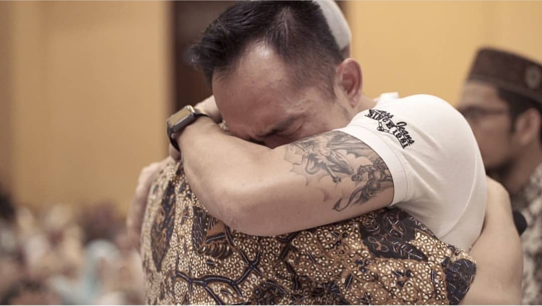 35 Tahun Membenci, Ustaz Felix Siauw Akhirnya Peluk Kakak Kandung Usai Ucap Syahadat 35 Tahun Membenci, Ustaz Felix Siauw Akhirnya Peluk Kakak Kandung Usai Ucap Syahadat