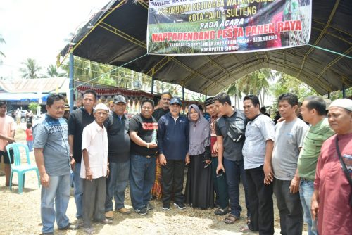 Bupati Sidrap Dollah Mando foto bersama warga Watang Sidenreng.