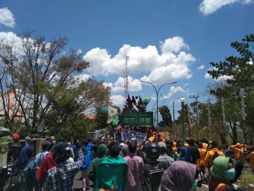 Ribuan mahasiswa berunjukrasa di Depan Kantor DPRD Parepare, Selasa (24/9/2019). Mereka sempat menutup sebagian jalan trans sulawesi saat mereka berorasi. --foto tama kurniawan/pijarnews--