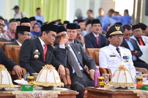 Gubernur Sulsel, Nurdin Abdullah berkomunikasi dengan Bupati Barru, Suardi Saleh. --foto humas--