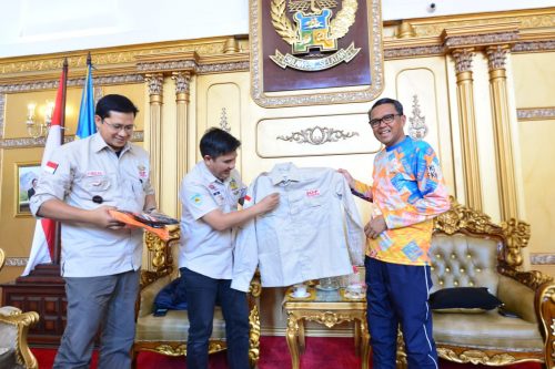 Pengurus Indonesia Offroad Federation (IOF) Sulawesi Selatan memberikan PDH IOF ke Gubernur Sulsel, Nurdin Abdullah.