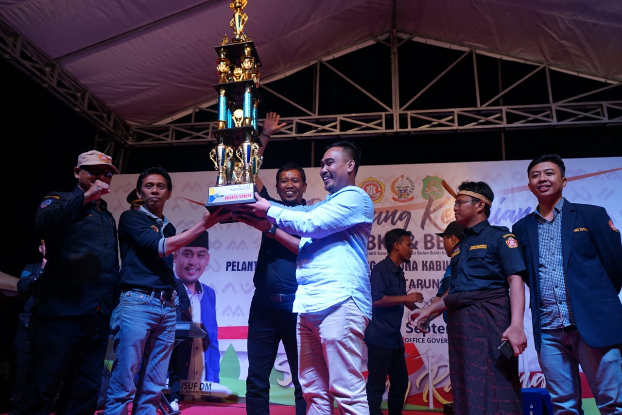 Ketua Karang Taruna Sidrap, M Yusuf DM mengangkat tropi sebagai juara umum dalam kegiatan SKBKT.