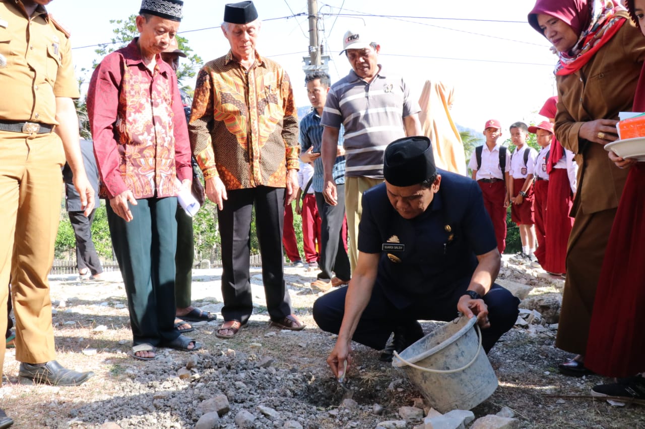 Bupati Barru, Suardi Saleh melakukan peletakan batu pertama pembangunan Musala Assalam di Dusun Menrong. --foto : humas pemkab barru--