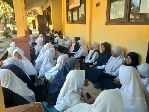 Suasana saat zikir dan doa bersama di SMP Negeri 4 Mattiro Sompe, Pinrang.