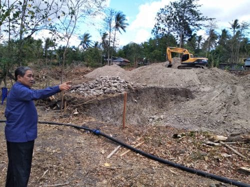 Bupati Sidrap, Dollah Mando meninjau lokasi proyek.