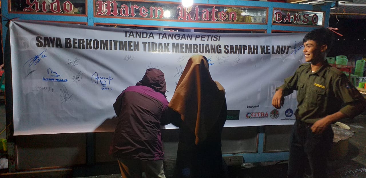 UKM Mapala Salawat UM Parepare Ajak Masyarakat Tanda Tangani Petisi Tidak Buang Sampah ke Laut