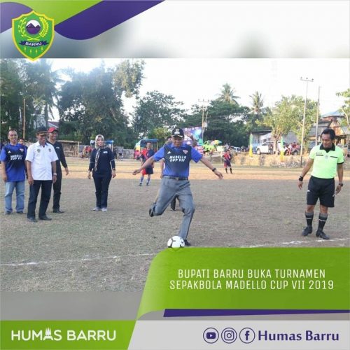 Bupati Barru, Suardi Saleh hendak menendang bola saat membuka turnamen.