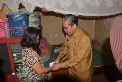 Bupati Sidrap, Dollah Mando menyerahkan bantuan ke keluarga penderita lumpuh otak di Sidrap.