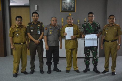 Bupati Sidrap, H Dollah Mando memperlihatkan dokumen penerimaan formasi CPNS  di Kabupaten Sidrap.