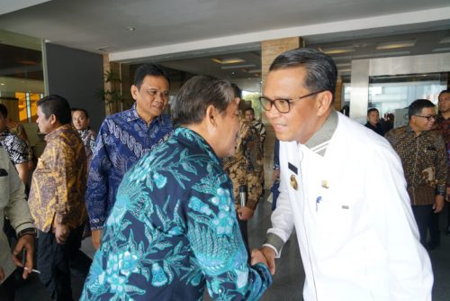 Gubernur Sulsel, Nurdin Abdullah bersalaman dengan Bupati Sidrap Dollah Mando.