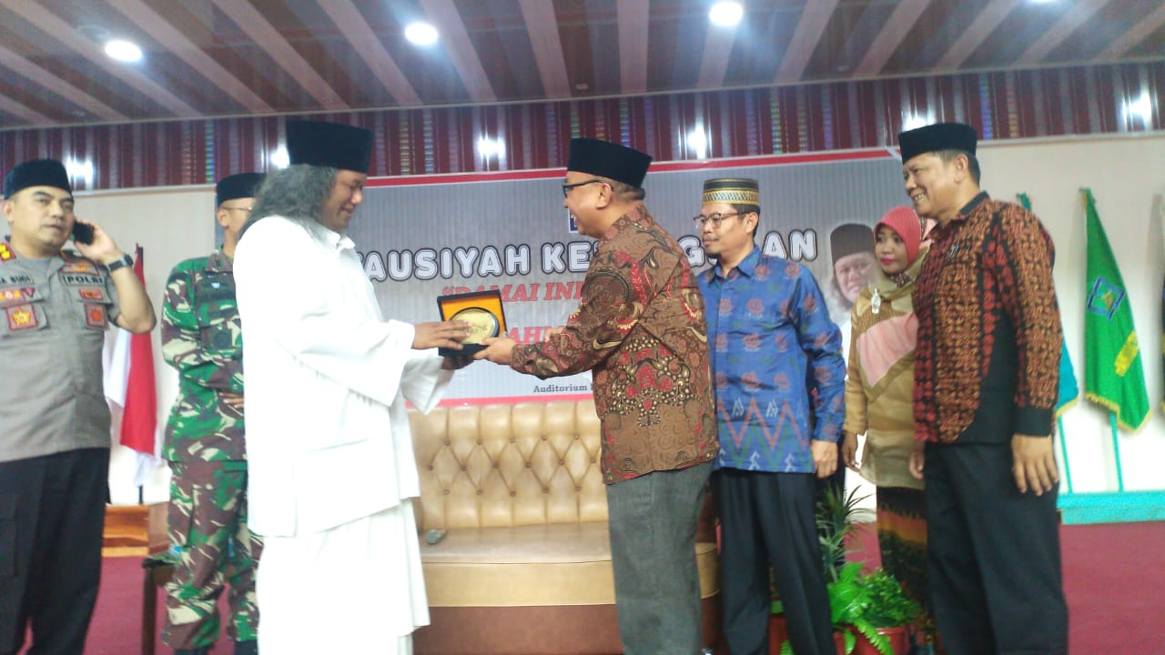 Rektor IAIN Parepare, Ahmad Sultra Rustan saat memberikan cenderamata kepada KH Gus Muwafiq di IAIN Parepare, Kamis (24/10/2019).