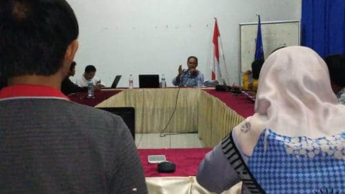 Ismail Asnawi, Wakil Ketua PWI Bidang Pendidikan saat memberikan materi saat pembekalan sebelum Ujian Kompetensi Wartawan (UKW), 27 September 2019 lalu.