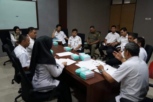 Tim Monitoring dan Evaluasi Pendapatan Asli Daerah (PAD) menggelar rapat di Kantor Bupati Sidrap, Kamis, 3 Oktober 2019.