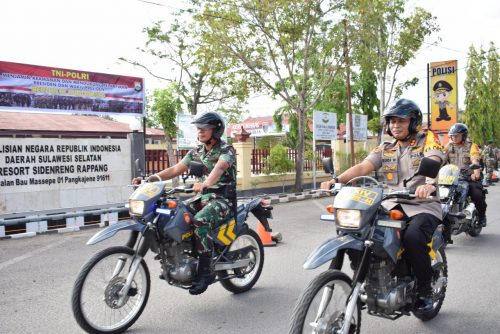 TNI-Polri di Sidrap menggelar patroli menggunakan kendaraan roda dua.