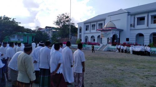 Upacara bendera memperingati Hari Santri Nasional di Halaman Zona Akreditasi, IAIN Parepare, Selasa (22/10/2019).