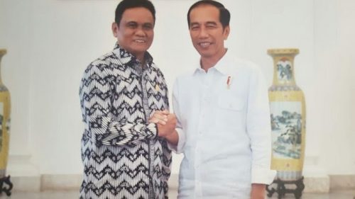 Bupati Barru, Suardi Saleh bersalaman dengan Presiden Joko Widodo saat bertemu beberapa waktu lalu. --foto dikutip dari tribunnews--