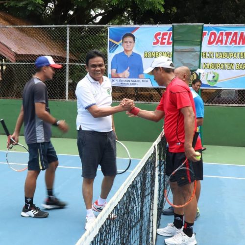 Bupati Barru, Suardi Saleh bersalaman dengan kontingen Pelti Wajo dan Soppeng usai melakukan pertandingan persahabatan.