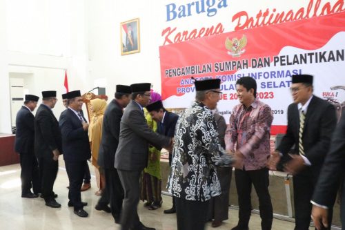 Wakil Bupati Barru, Nasruddin memberi selamat kepada Anggota Komisi Informasi Provinsi (KIP) Sulsel.