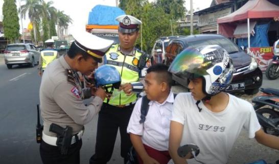 Satlantas Sidrap Bagikan Helm bagi Anak-anak saat Operasi Zebra