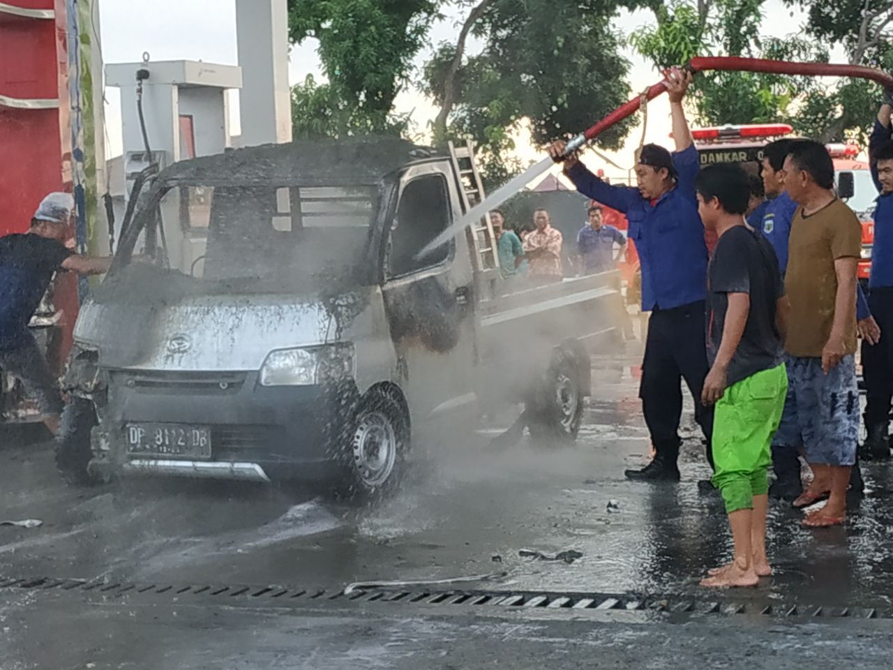 Warga Heboh, Mobil Pick Up Terbakar di SPBU Bungi