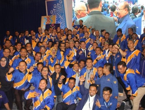 Pengurus NasDem foto bersama saat kongres di Jakarta, Senin (11/11). --foto dikutip dari fajar.co.id--