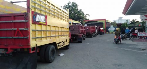 Jejeran truk menunggu pengisian solar di SPBU Tanete, Sidrap, Rabu (6/11/2019).