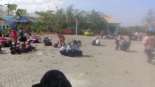 Suasana saat siswa Pondok Pesantren Al Munawwarah melakukan kegiatan belajar di luar ruangan, Kamis (11/7.2019). --Foto : Hamdan/Pijarnews--