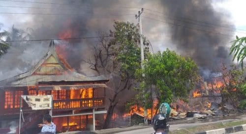 Api membakar empat rumah di Palanro, Kecamatan Mallusetasi, Kabupaten Barru, Ahad (10/11/2019).  --foto kiriman warga di group whatsapp--