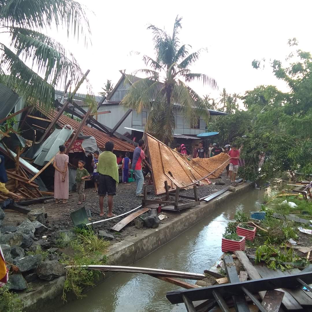 Suasana usai terjadi bencana angin puting beliung di Pincara, Pinrang, Senin (11/11).